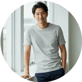 笑顔で立つ男性の写真
