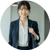 スーツを着た笑顔の女性の写真